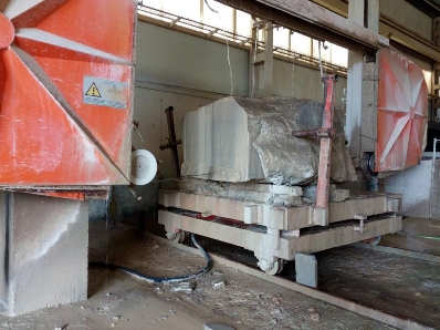 The production of Beige Pirineo Slab